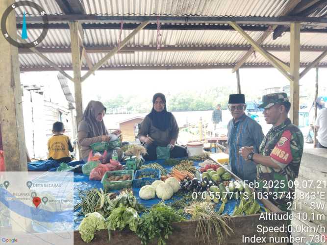 Babinsa Serma H.Situmorang Melakukan Komunikasi Sosial (Komsos) di Pasar Los Belaras