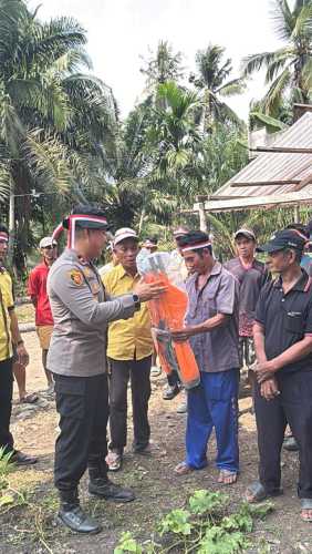Ekspedisi Merah Putih Presisi Polda Riau, Polsek Tembilahan Gelar Baksos dan Bagikan Bendera kepada Warga