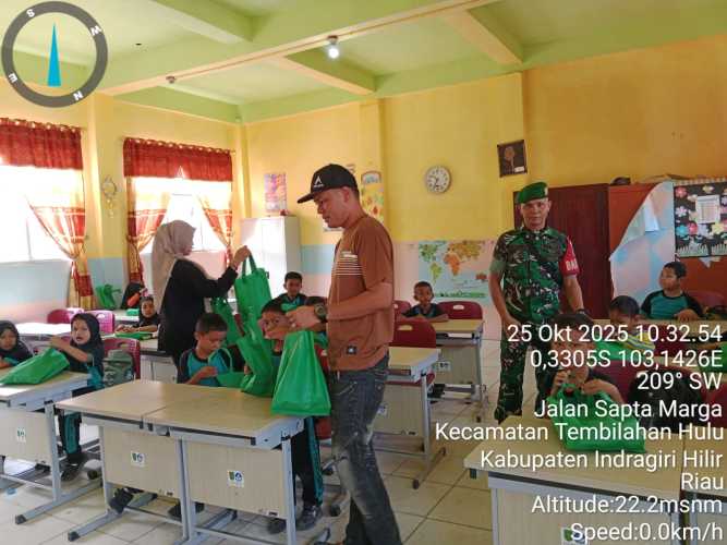 Babinsa Serda Ronal Manalu Pastikan Distribusi 2.537 Porsi Program MBG di Tembilahan Hulu Berjalan Lancar