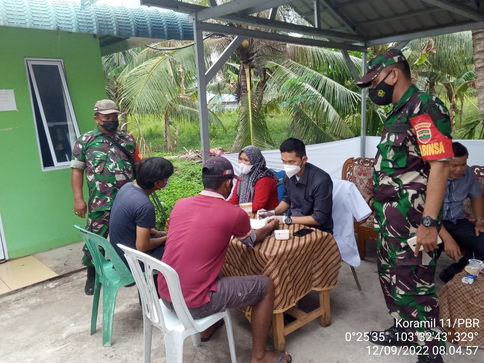 Serda Yulihendra Babinsa Koramil 11/Pulau Burung Kontrol Protokes Warga