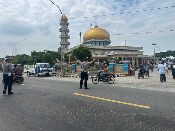 Personil Sat Lantas Polres Batu Bara Laksanakan Pengaturan Lalu Lintas di Beberapa Titik