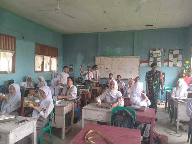 Babinsa Sertu Deni Sutrisno Bagikan 2.632 Porsi Makan Bergizi Gratis di Kelurahan Sungai Beringin