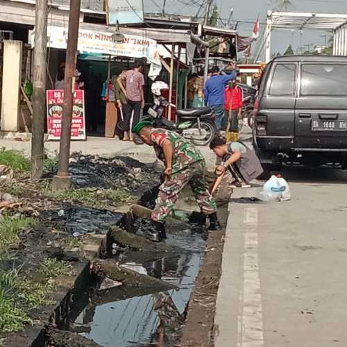 Serka Nuryadi Melaksanakan  Gotong Royong Antisipasi Musim Penghujan