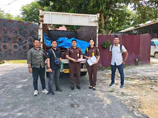 Gakkum LHK Limpahkan Barang Bukti 989 Keping Kayu Ilegal ke Kejaksaan Negeri Pelalawan