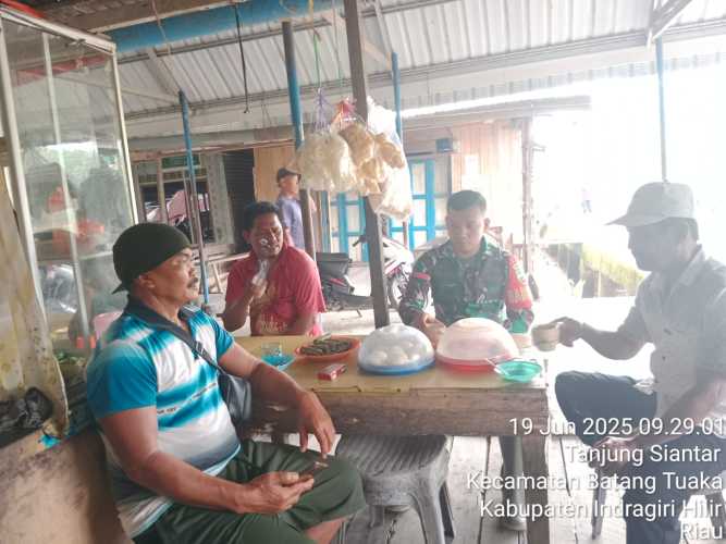 Babinsa Desa Tanjung Siantar Perkuat Hubungan dengan Warga Binaan melalui Komsos
