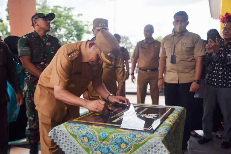 Diawali dengan Penandatangan Prasasti,Pj.Bupati Resmikan Gedung Baru Kantor Camat Tembilahan