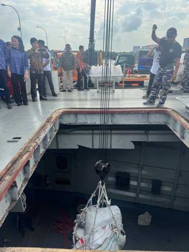 Solidaritas Masyarakat Riau: 150 Ton Bantuan Aceh Diangkut Naik Kapal Perang