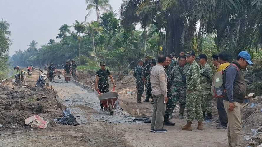 Dandim 0314/Inhil Tinjau Langsung Semenisasi Jalan 1 Km Program TMMD ke-130 di Kuala Lemang
