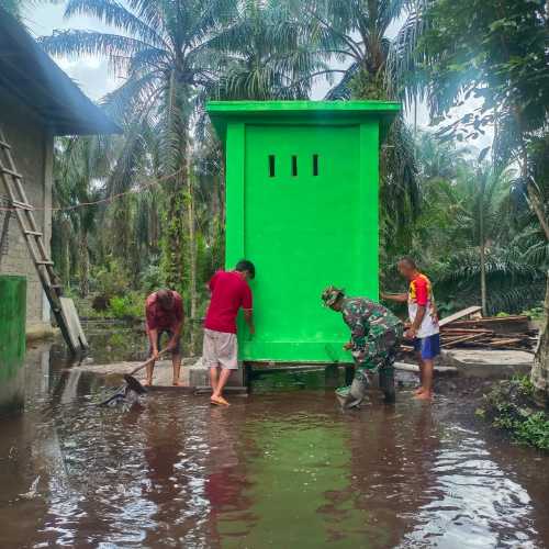 Kodim 0314/Inhil dan Koramil 12/Btk Sukses Selesaikan Toilet Umum 100% di Desa Mumpa melalui TMMD ke-123