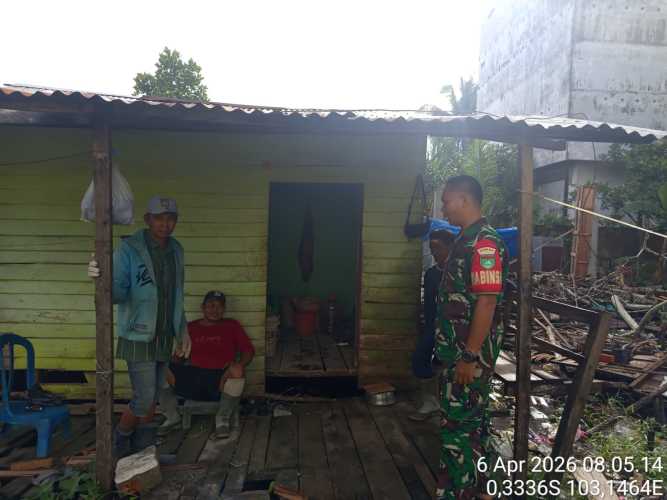 Babinsa Serda Ronald Manalu Tekankan Keselamatan Kerja, Buruh Bangunan Tembilahan Hulu Dibekali Pemahaman Penting