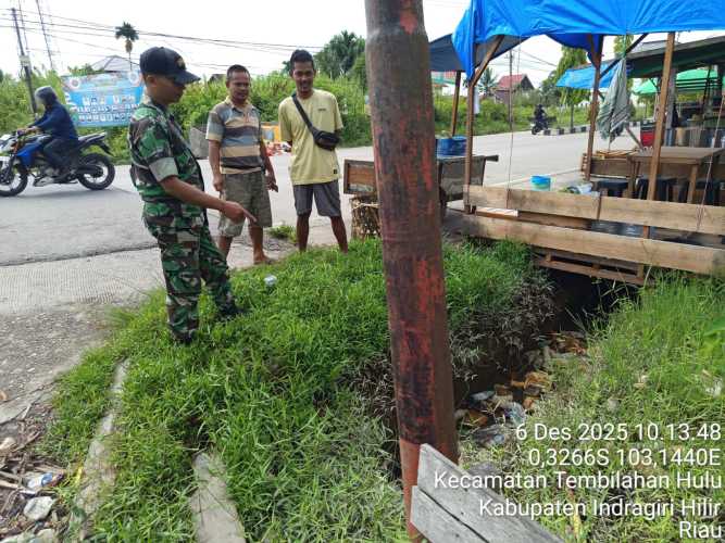 Babinsa Serda Ronald Manalu Tinjau Got Tersumbat di Parit 10, Ajak Warga Cari Solusi Lingkungan