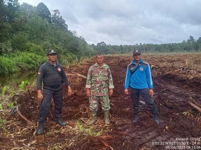 Babinsa Cek Kanal Lahan Konsesi