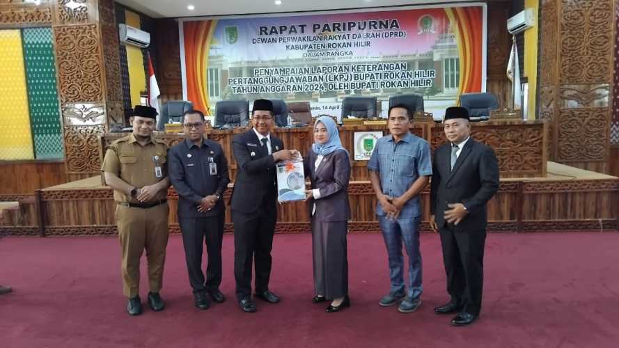 Wabup Jhony Charles Sampaikan LKPJ Pemkab Rohil 2024 di Hadapan DPRD