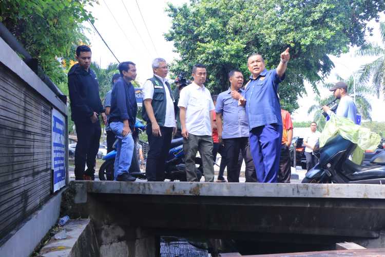 Pj Wako Pekanbaru Dampingi Pj Gubri Tinjau Perbaikan Jalan Rusak dan Wilayah Rawan Banjir