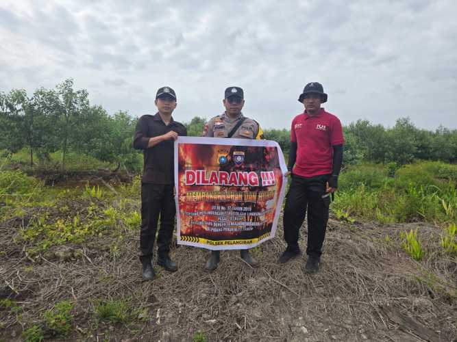 Sentuh Hukum dan Agama, Polsek Pelangiran Edukasi Warga Soal Bahaya Membakar Hutan