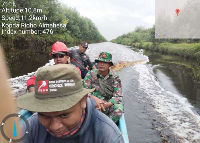 Babinsa Patroli Melintasi Sungai Simpang  Kiri