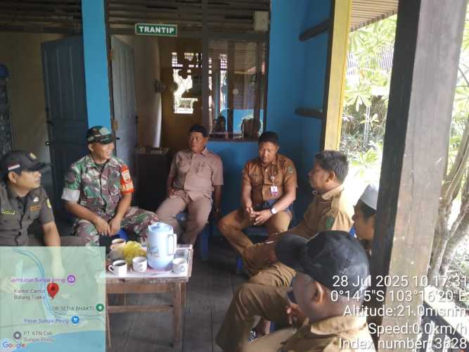 Babinsa Koramil 12/Batang Tuaka Dukung Penyelesaian Adminduk Warga di Kelurahan Sungai Piring