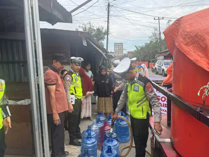 Polres Inhil Gelar Bakti Sosial Pembagian Air Bersih Sambut Hari Bhayangkara ke-80 Tahun 2026