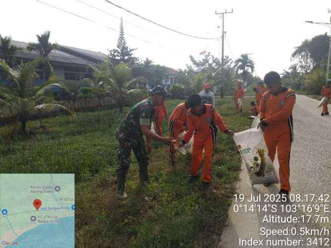 Babinsa Koramil 12/Batang Tuaka  Tanamkan Budaya Hidup Bersih Sejak Dini kepada Siswa Didik