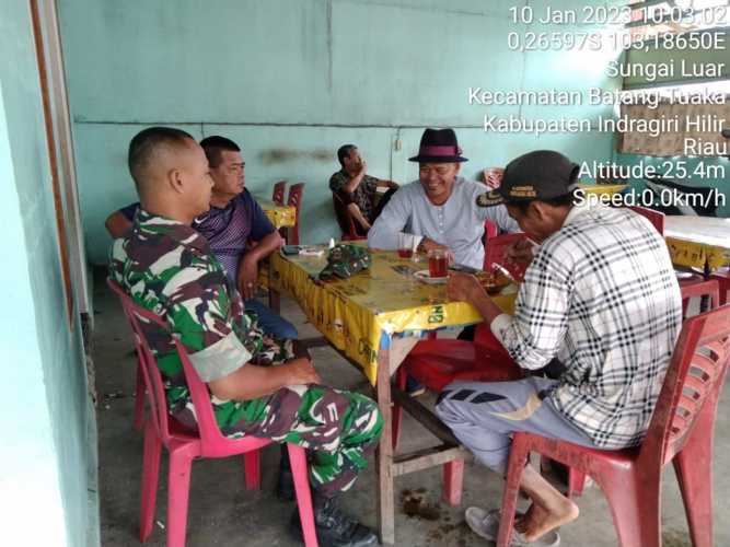 Babinsa Sungai Luar Menghimbau Warga Waspada Cuaca Ekstrim