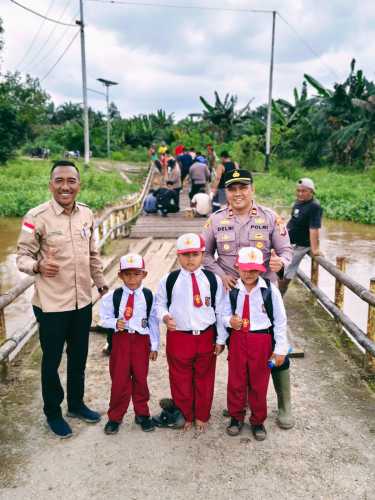 Polsek Tempuling Bersama Pemerintah Desa Harapan Jaya dan Warga Gotong Royong Perbaiki Jembatan Penghubung Dusun Sukajadi–Tunas Baru
