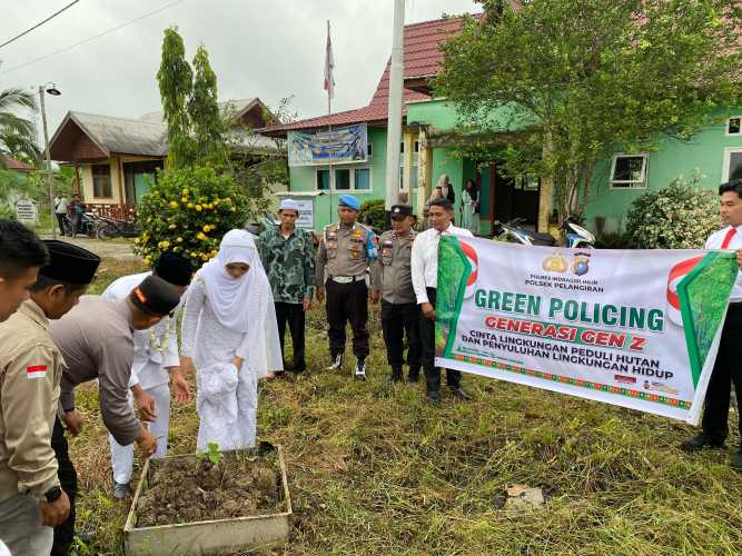 VIRAL! Pasangan Pengantin di Pelangiran Tanam Pohon Usai Akad Nikah, Dukung Program Green Policing Polres Indragiri Hilir
