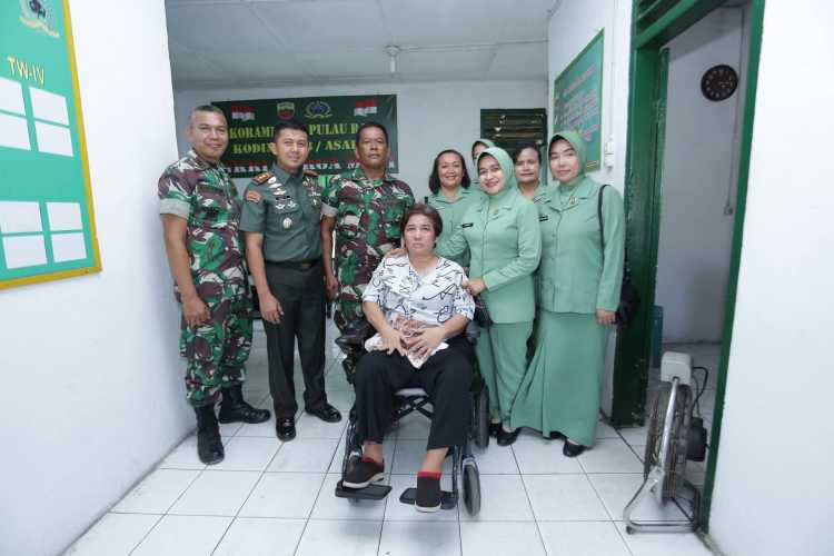 Dandim  0208/Asahan  Kunjungi Koramil  16/Pulau  Raja , Jenguk  Anggota  Persit Yang Sedang Sakit