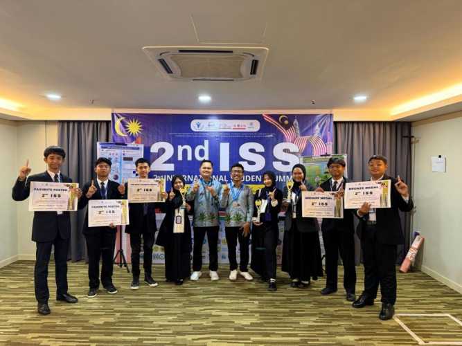 Dua Siswa MAN 1 Inhil Raih Medali Perak di International Student Summit Malaysia