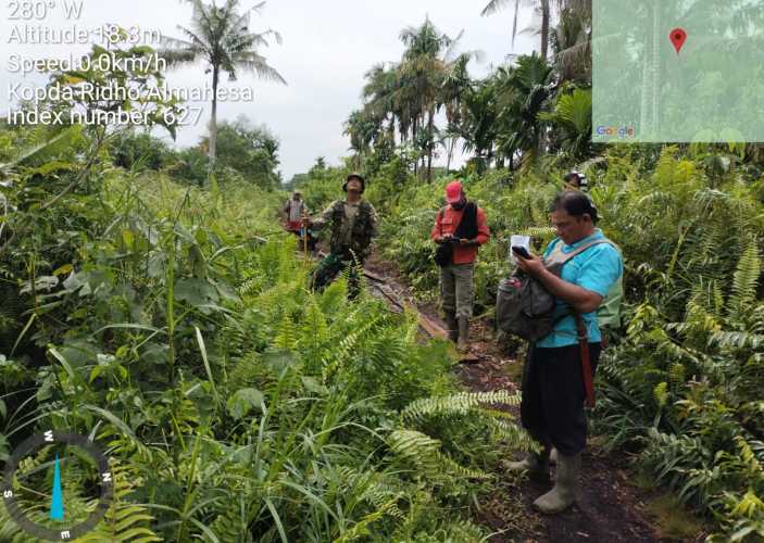 Kopda Ridho Cek Intensitas Curah Hujan di Lahan Konsesi