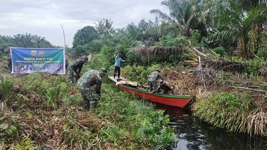 Koramil 12/Batang Tuaka Atasi Banjir dengan Karya Bakti TNI