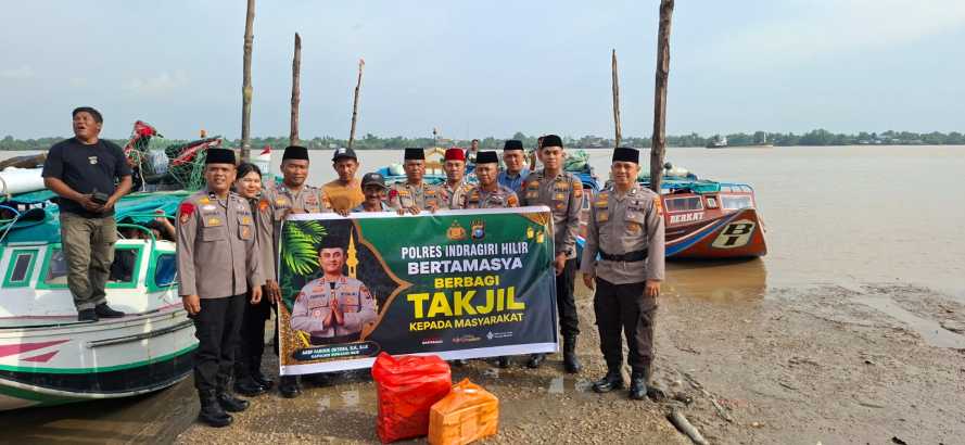 Polres Indragiri Hilir Berbagi Takjil Ramadhan 1447 H kepada Penumpang Pelabuhan Kuala Enok