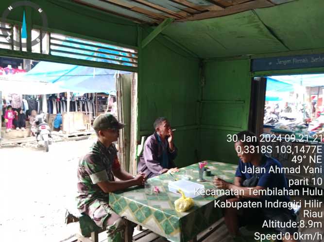 Ajak Tokoh Masyarakat Minum di Warung Kopi, Serda Ronald Manalu Jalin Erat Hubungan Yang  Harmonis Dengan Warga