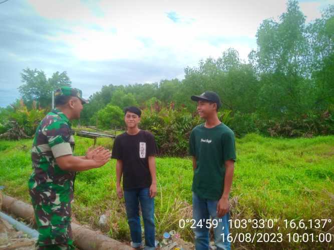 Sertu Siswanto Lakukan Dokumentasi Sosialisasi Karhutlah