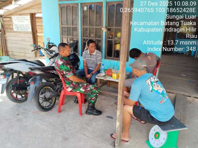 Babinsa menerima sharing warga dalam menjaga kamtibmas