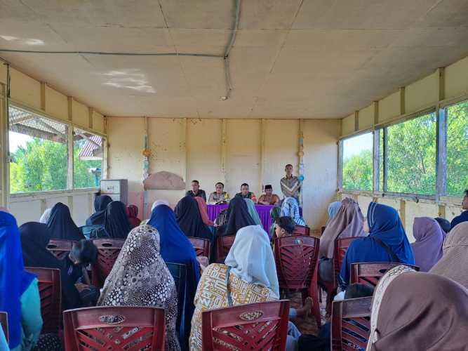 Sertu Siswanto Mendampingi Penyaluran BLT Secara Langsung