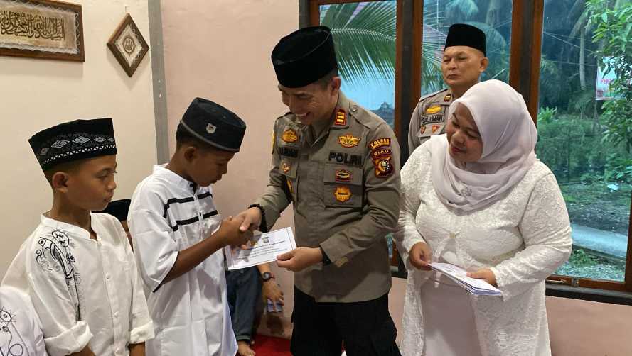 Polsek Kempas Gelar Buka Puasa Bersama, Santuni Anak Yatim dan Bagikan Paket Ramadan untuk Lansia.