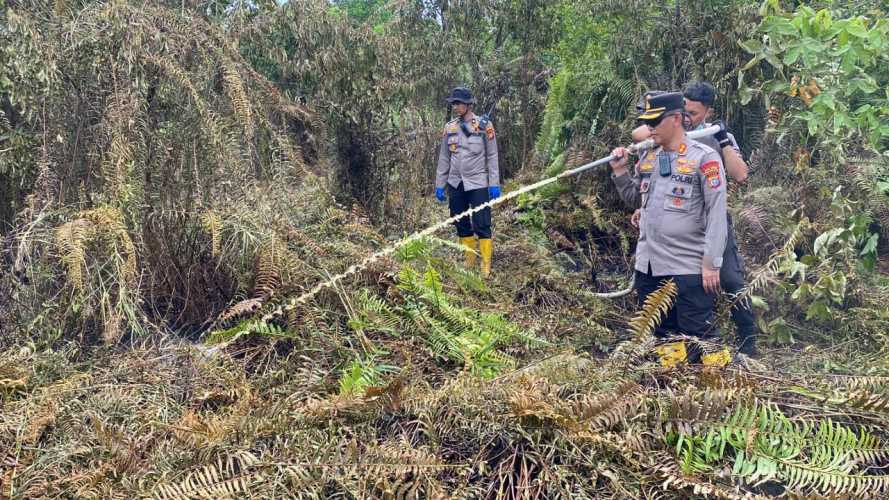 Tengah Puasa, Kapolres Indragiri Hilir Berjibaku Padamkan Karhutla