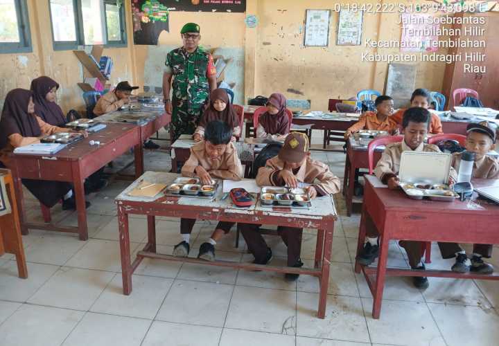 Sertu Anton bersama tim SPPG bahu-membahu menyalurkan sebanyak 2.924 porsi makanan bergizi kepada siswa-siswi di berbagai sekolah