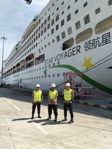 Kapolsek Indrapura Pimpin Pengamanan Wisatawan dan Kapal Pesiar MV. Star Voyager di Pelabuhan Kuala Tanjung