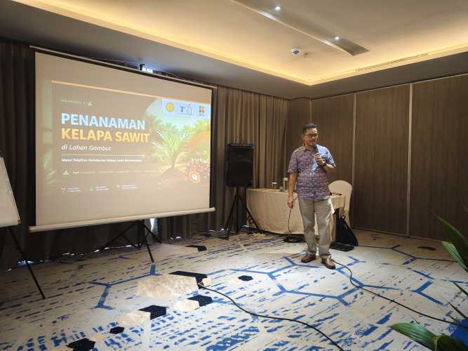 Dr. Riyadi Mustofa, Ketua LPPM Universitas Persada Bunda Indonesia, Berikan Materi Penting Penanaman Kelapa Sawit di Lahan Gambut pada Pelatihan SDMP 2026
