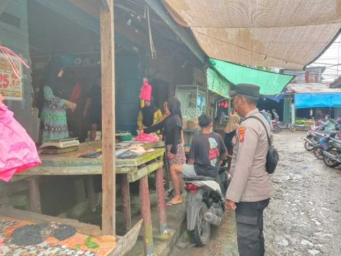 Babinkamtibmas Polsek Pulau Burung Amankan Pasar Jelang Idul Adha