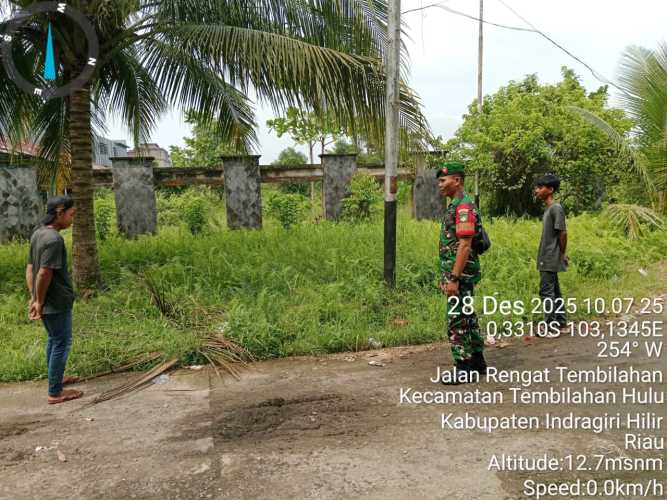 Babinsa Serda Ronal Manalu Menjajaki Keamanan Lingkungan Melalui Patroli Tapal Batas