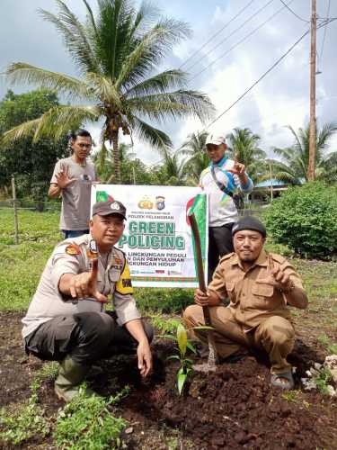 Bhabinkamtibmas Polsek Pelangiran Implementasikan Workshop Green Policing dengan Penanaman Pohon dan Edukasi Lingkungan
