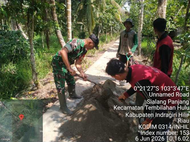 Jaga Keselamatan Pengguna Jalan, Babinsa Sialang Panjang Bersama Warga Laksanakan Seminisasi