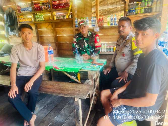 Babinsa Bersama  Bhabinkamtibmas Tingkatkan Kewaspadaan Kamtibmas di Desa Bente