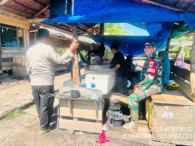 Babinsa  Mandah Sampaikan Informasi Rekrutmen TNI dengan Batas Usia Terbaru