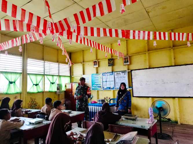 Babinsa Serda Miskal Dampingi Tim SPPG Suskseskan Program MBG di Tembilahan Hulu