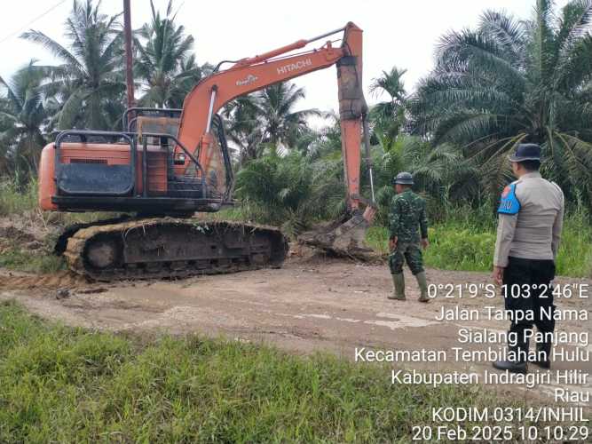 Danramil 01/Tembilahan Kapten Inf. Riswanto Awasi Langsung Normalisasi Parit dalam Rangka TMMD ke-123 Kodim 0314/Inhil