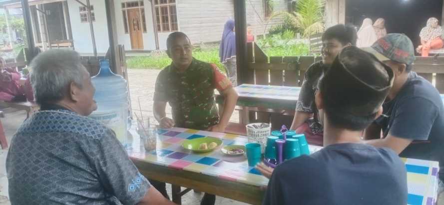 Babinsa Berdiskusi dengan Pengurus Masjid