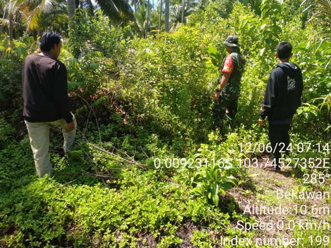 Manfaatkan SDM Setempat, Babinsa Bekawan Lakukan Penanganan Karhutlah